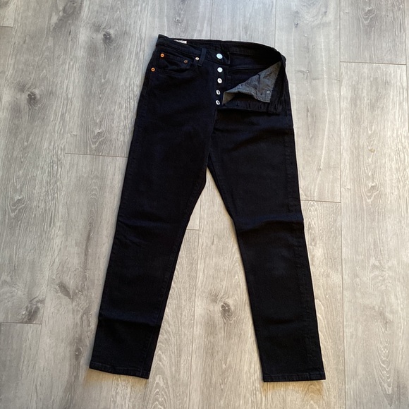 Black 7/8 Length Levi’s - Picture 2 of 2